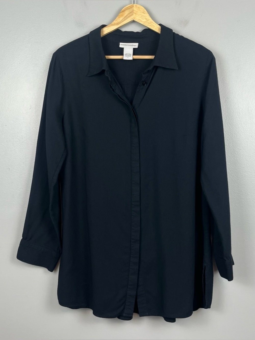 Soft Surroundings black 100% rayon button front back pleat tunic shirt, medium.